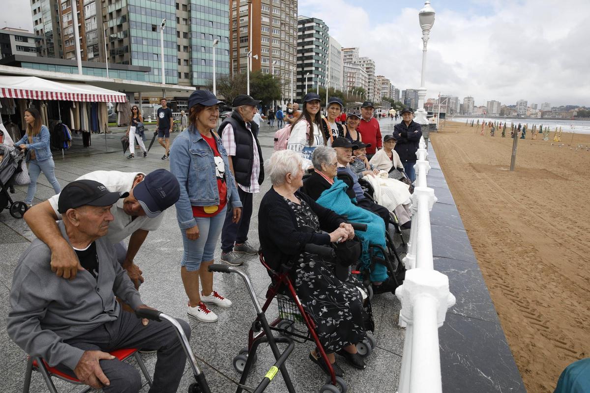 Mayores de la residencia de ancianos de Peleas de Abajo ven por primera vez el mar en Gijón