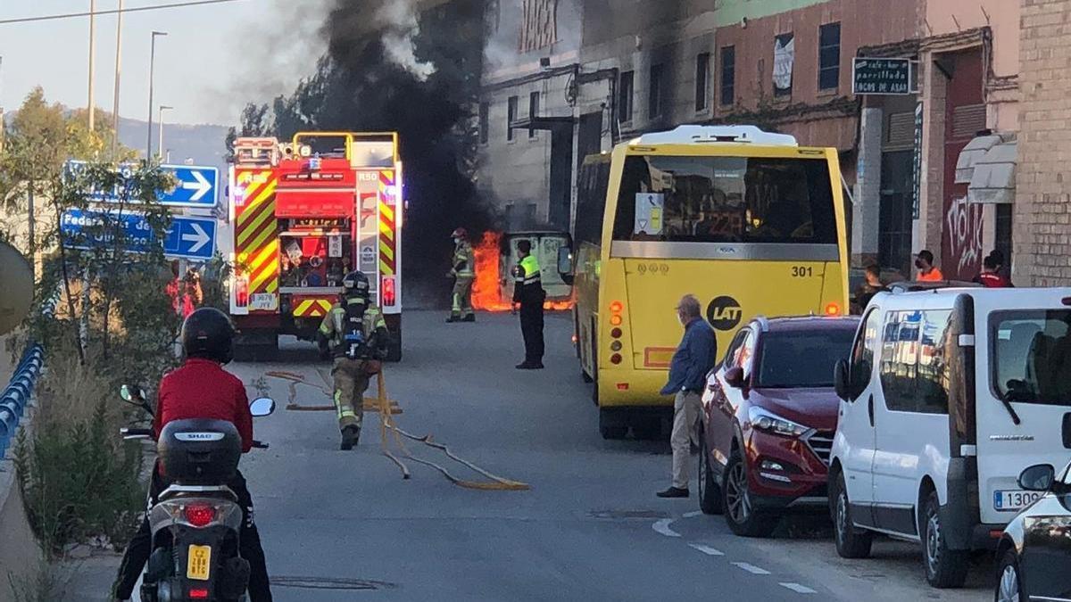 Arde una furgoneta de Amazon en el Polígono Cabezo Cortao