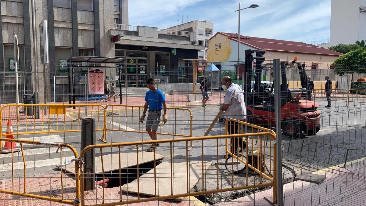 Operarios del Ayuntamiento trabajaban esta mañana en la perimetración de la zona afectada por la aparición del socavón.