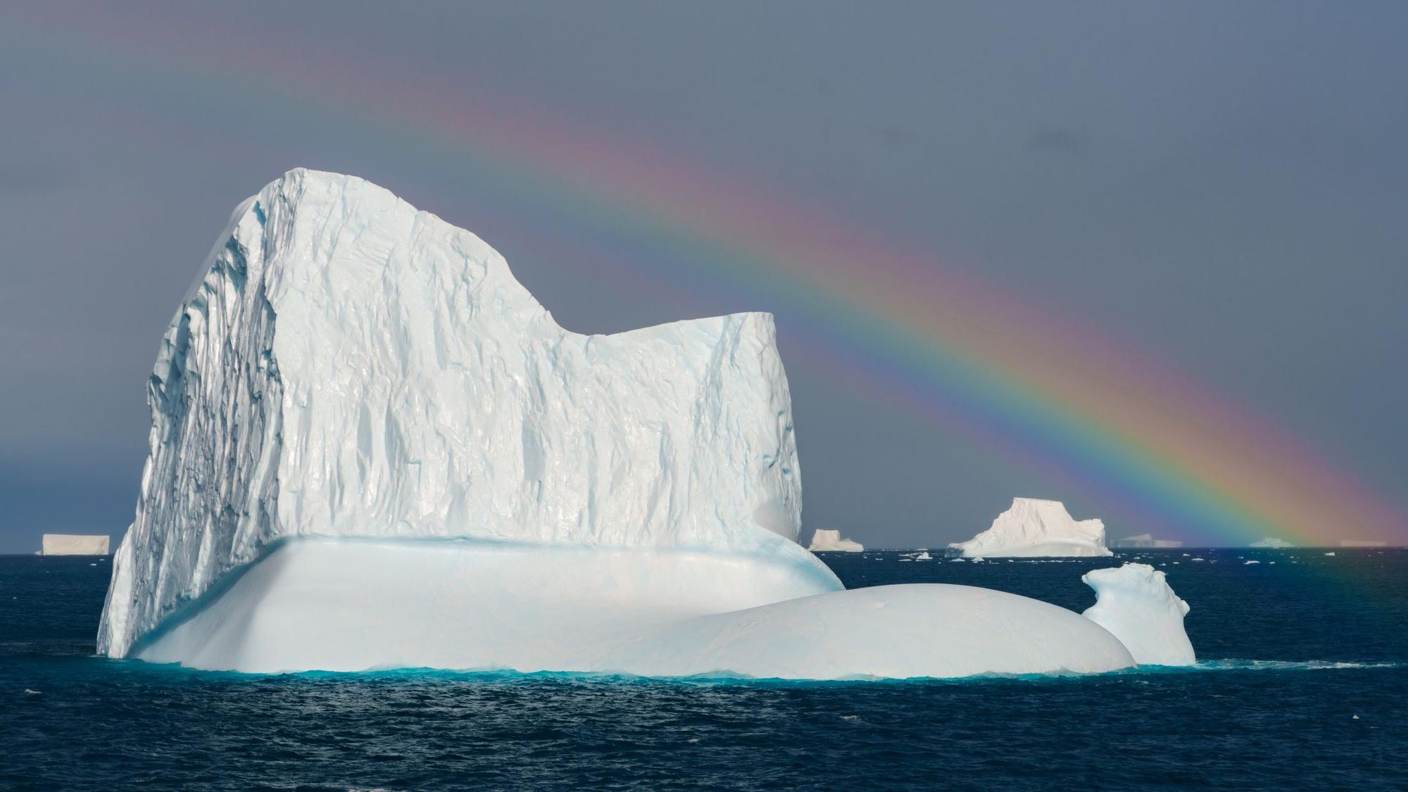 Los icebergs, el cielo estrellado y los arcoiris, de gran intensidad, sorprenderán al viajero.