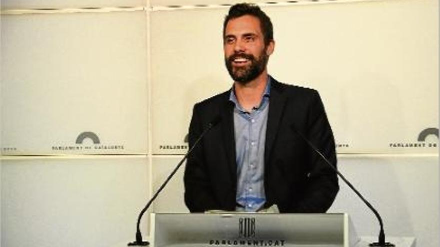 El portaveu parlamentari adjunt de Junts pel Sí, Roger Torrent, ahir al Parlament durant la roda de premsa.