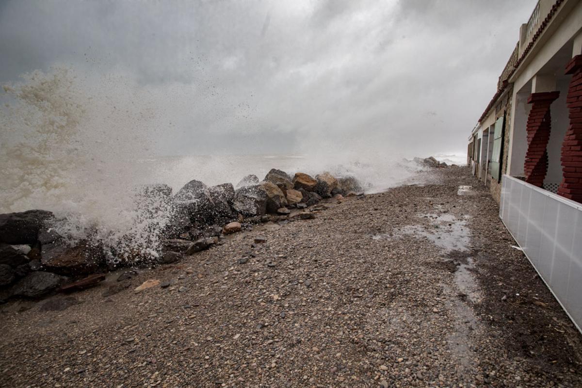 El Temporal estalla contra Cases de Queralt se lleva arena de Malvasur e inunda calles en Almardà El Temporal estalla contra Cases de Queralt se lleva arena de Malvasur e inunda calles en Almardà