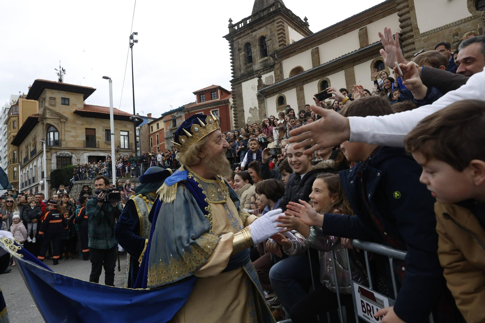 En imágenes: Los Reyes Magos desembarcan en Gijón