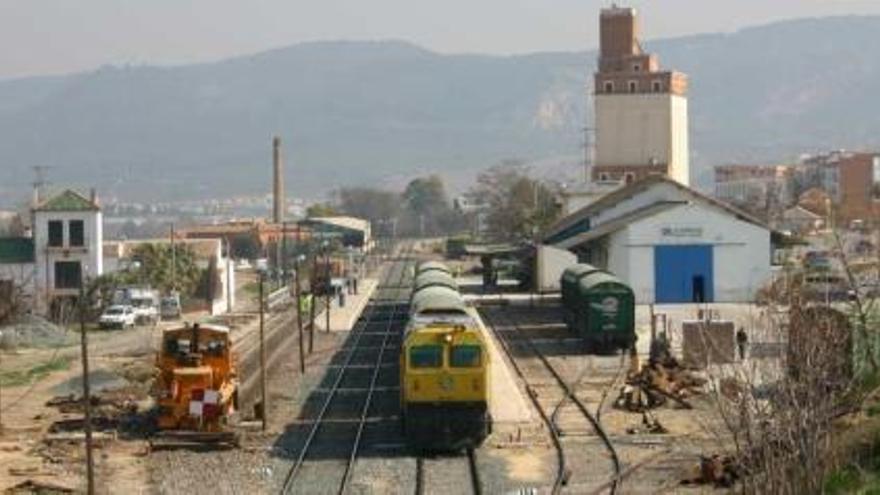 Panorámica de la actual línea ferroviaria en dirección a Granada.