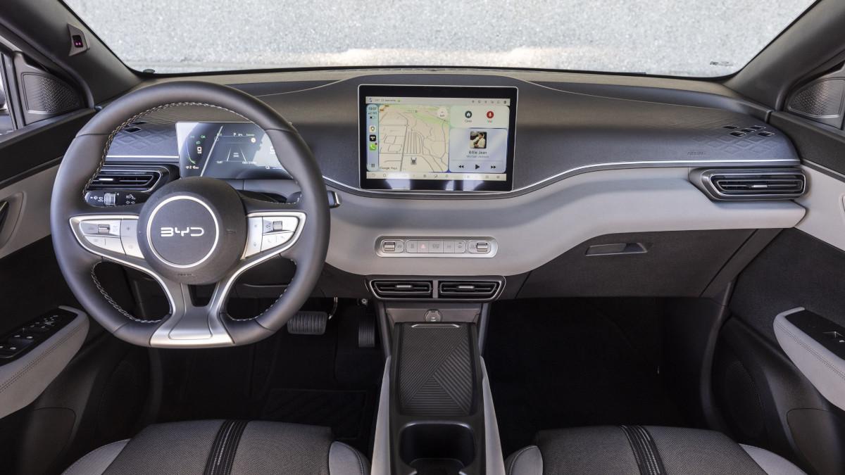 Interior del BYD Dolphin Surf 2026