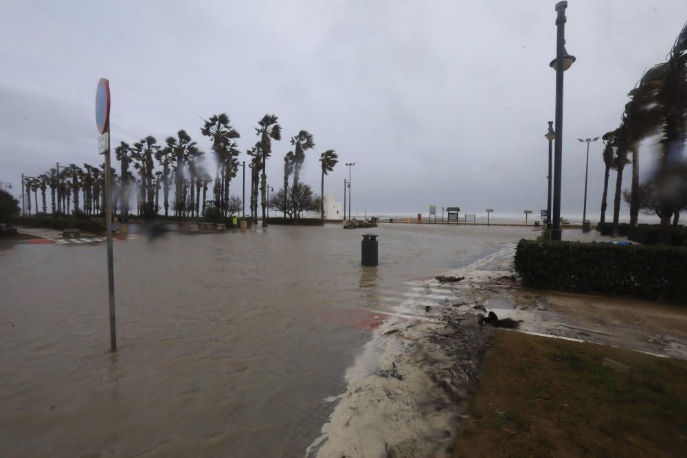 Efectos del temporal en la playa de la Malvarrosa.