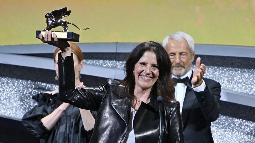 Laura Poitras, con el León de Oro de la Mostra de Venecia.