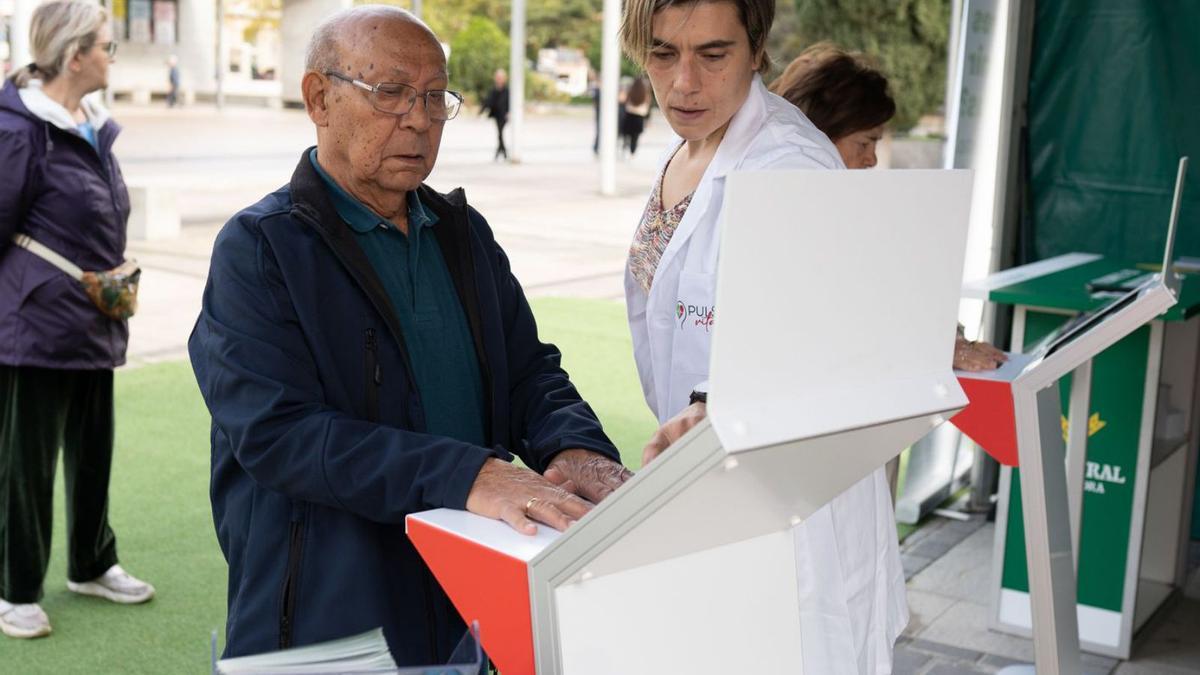 Un ciudadano acude al punto de salud para realizarse un electrocadiograma.