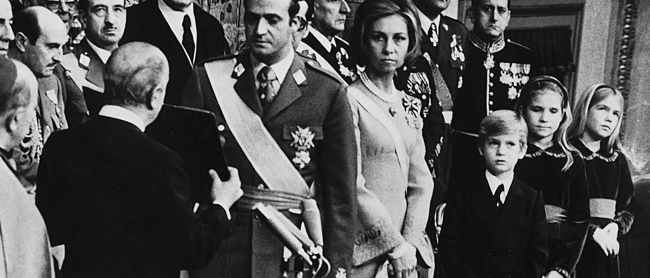La familia real cuando aún estaba solo compuesta por Juan Carlos I, Sofía, el príncipe Felipe y las infantas Elena y Cristina.