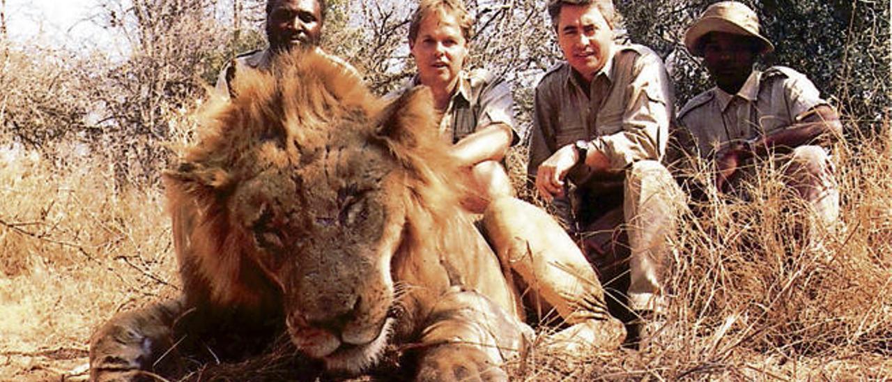 José Sánchez-Tinoco (segundo desde la derecha), junto a un león que cazó él mismo en 1991.