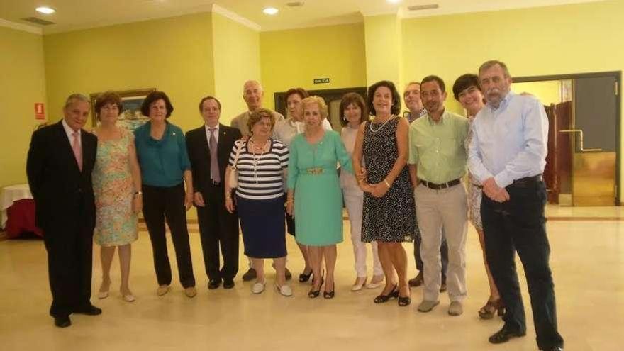 Las profesoras, con algunos de sus compañeros en el día de su jubilación.