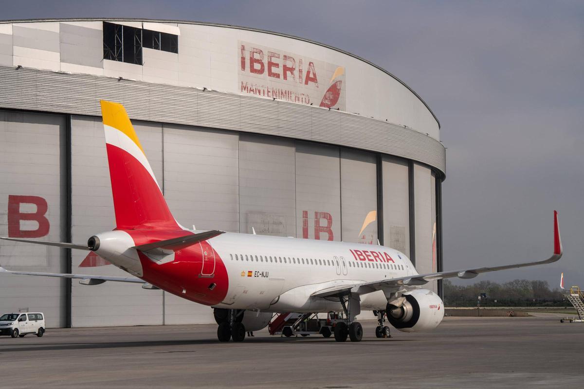 El aeropuerto de Barcelona-El Prat no se espera a la ampliación: renovará el asfalto de la pista del mar, construirá nuevos carriles y modernizará instalaciones.