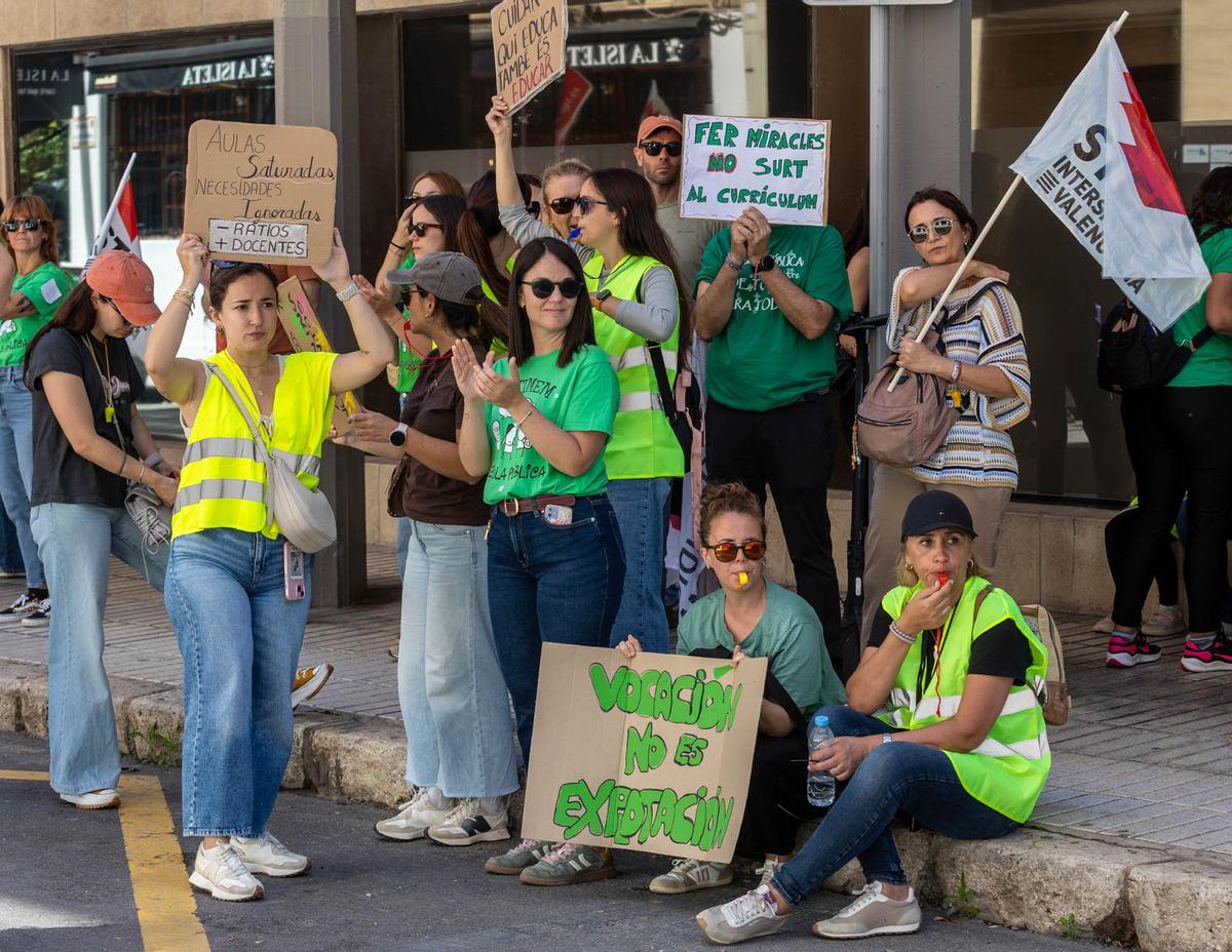 Las calles de Alicante se tiñen de verde por la manifestación de profesores el primer día de huelga de educación