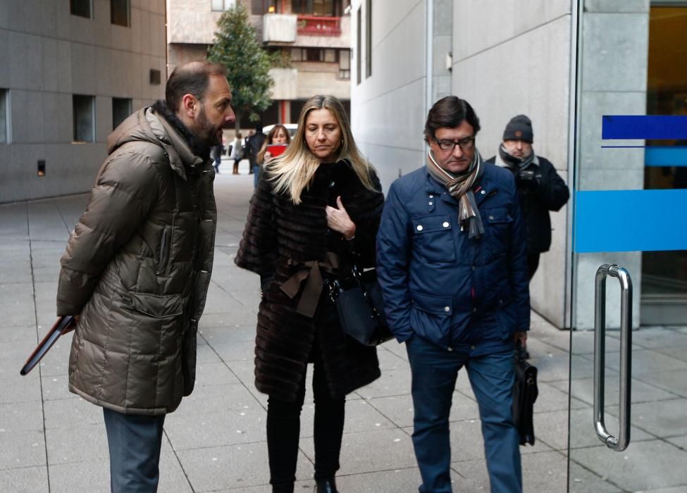 Llegada al juzgado puesta en libertad de los seis detenidos tras el registro de UGT