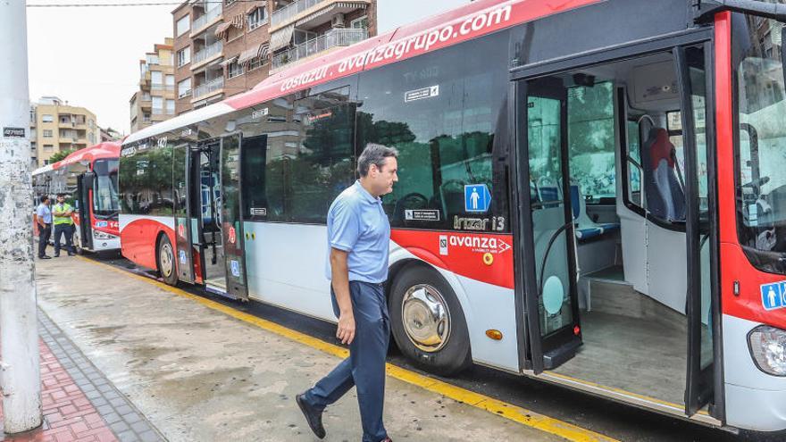 Los dos nuevos autobuses cuentan con la última tecnología, son accesibles y de bajas emisiones.