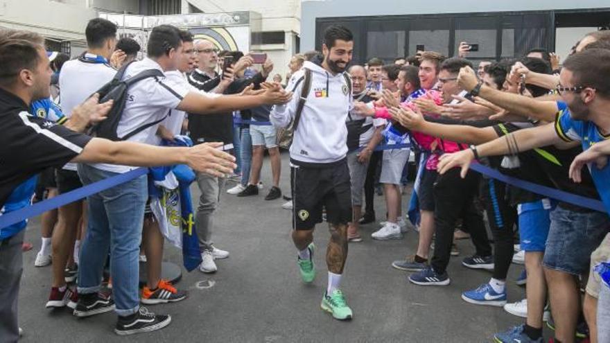 El goleador del Hércules Carlos Martínez recibe el aliento de los aficionados que acudieron ayer al Rico Pérez para despedir a la plantilla antes de volar a Barakaldo.