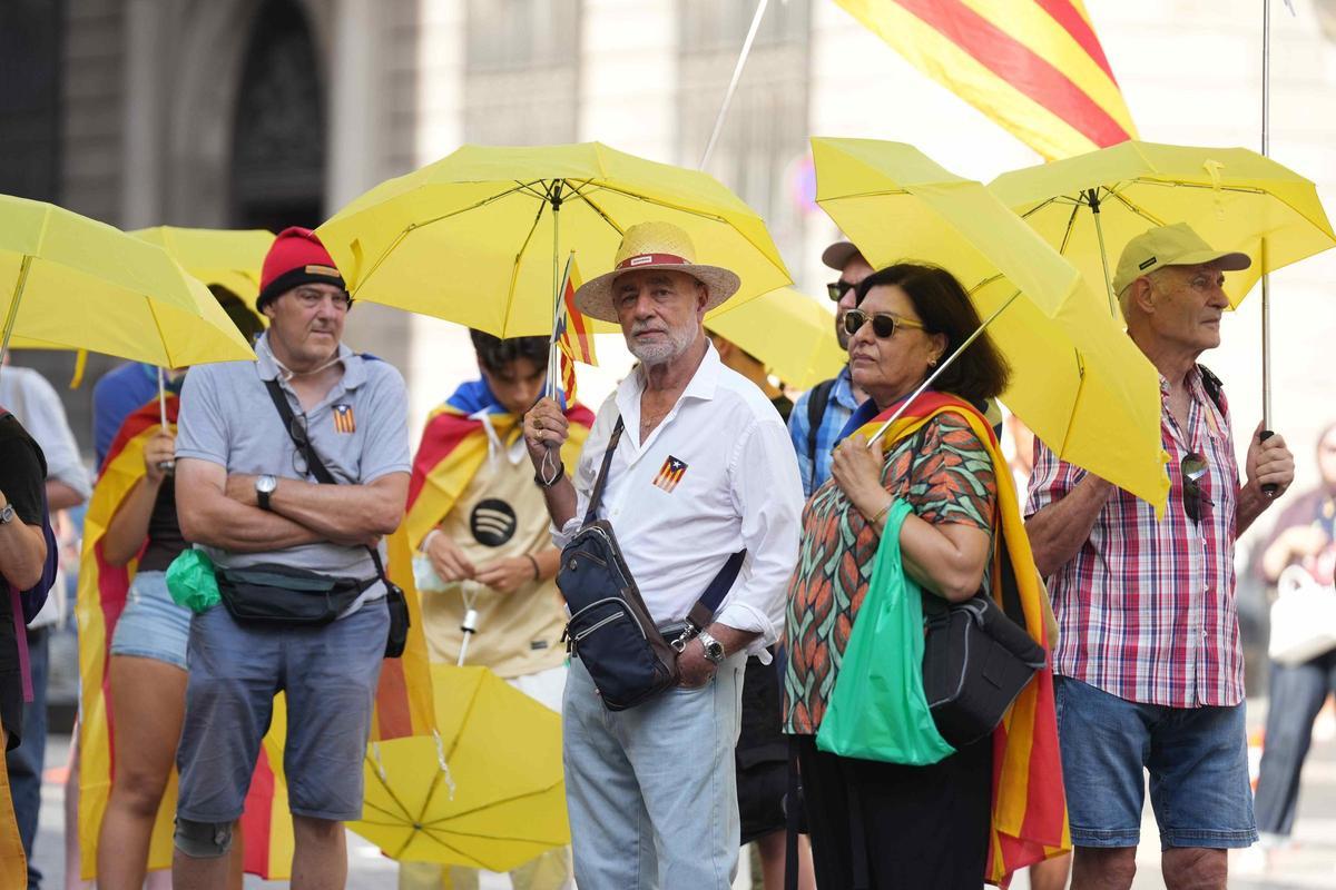 Les imatges de la protesta contra la visita de Felip VI pels premis Princesa de Girona