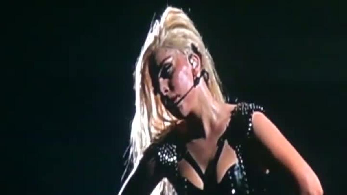 Lady Gaga es vesteix amb la samarreta del Barça al concert al Palau Sant Jordi (Barcelona).