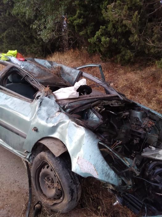 Bolca i destrossa el cotxe en una sortida de via a Viladamat