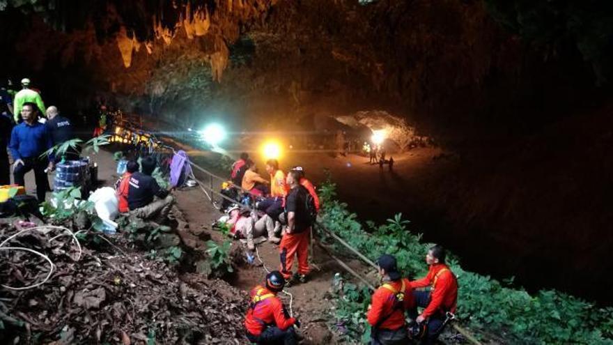 Buscan a 12 adolescentes desaparecidos en una cueva de Tailandia