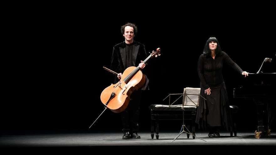 El teatro Rosalía se rinde al Dúo Cassadó