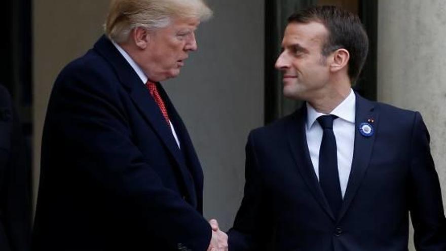 Donald Trump i Emmanuel Macron se saluden a l&#039;entrada de l&#039;Elisi