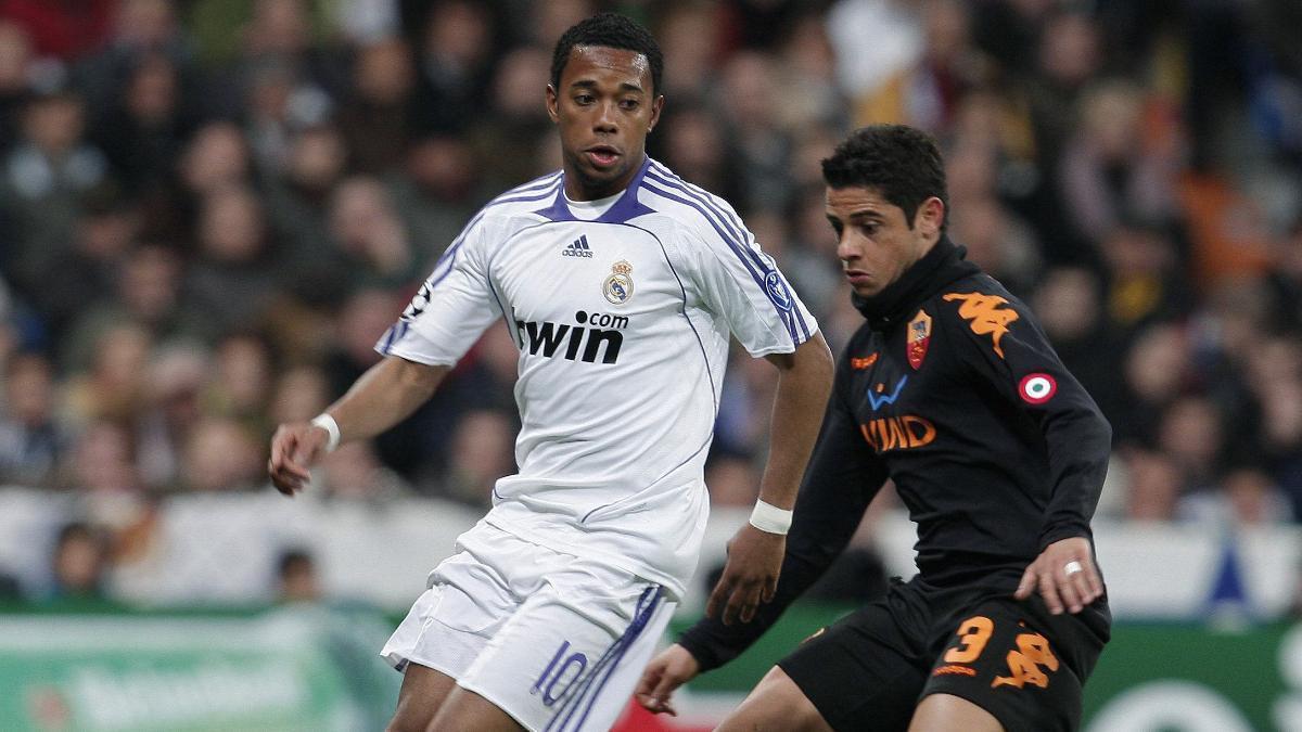Cicinho, en acción con la Roma contra el Real Madrid