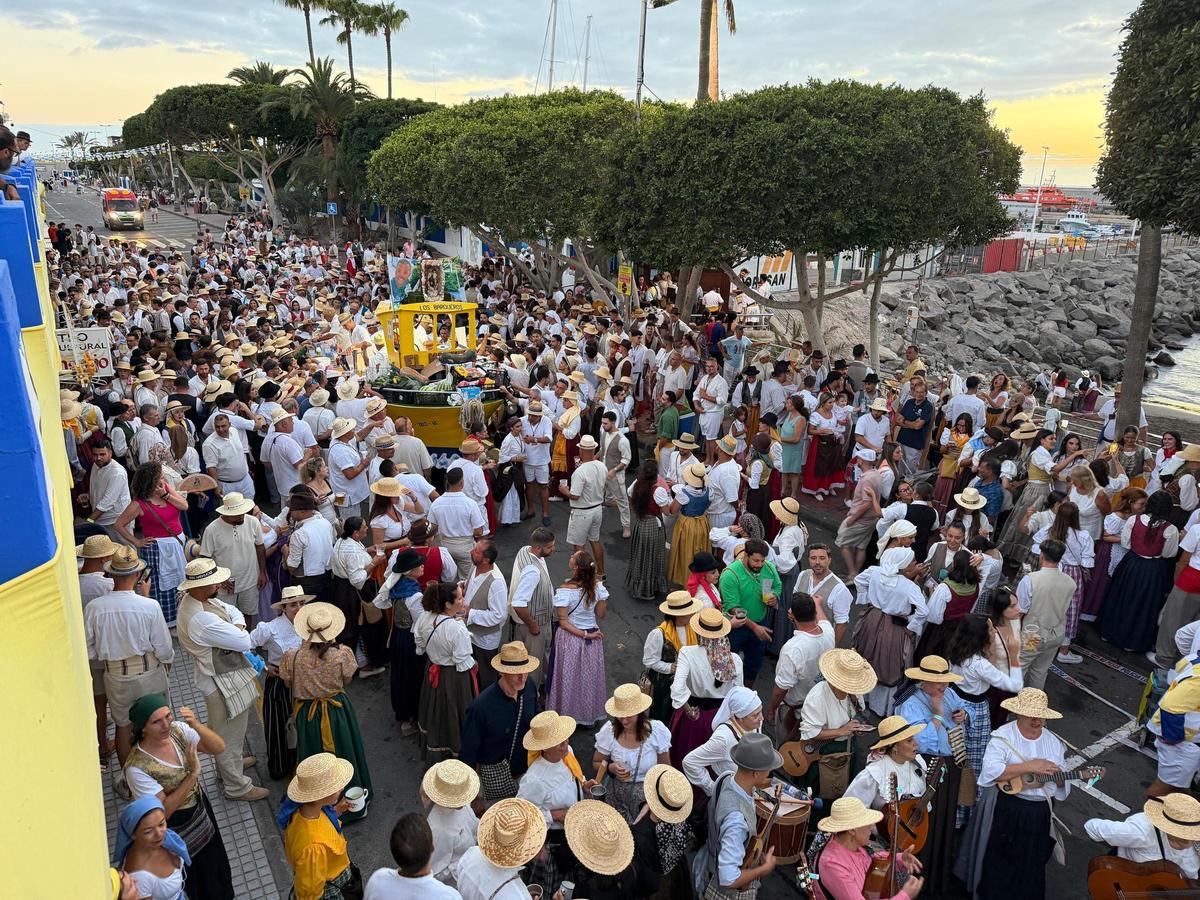Miles de personas recorren las calles en la romería ofrenda de Arguineguín.