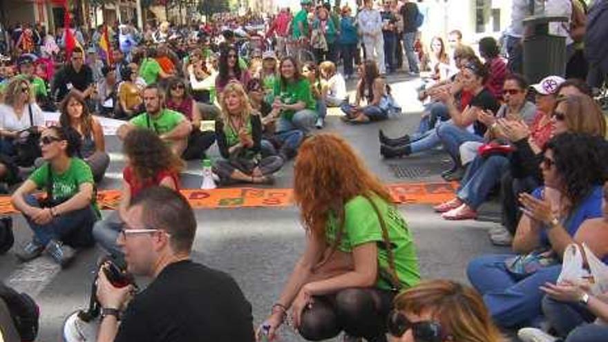 Los manifestantes, en una sentada frente a un banco.
