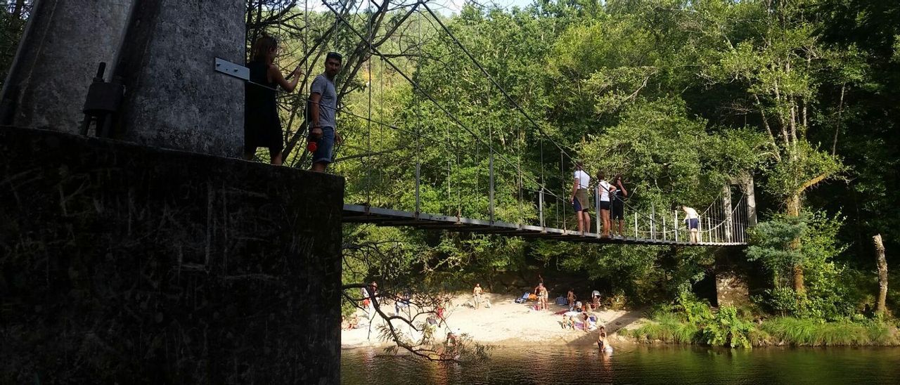 La playa fluvial del río Verdugo junto al puente colgante de Soutomaior.