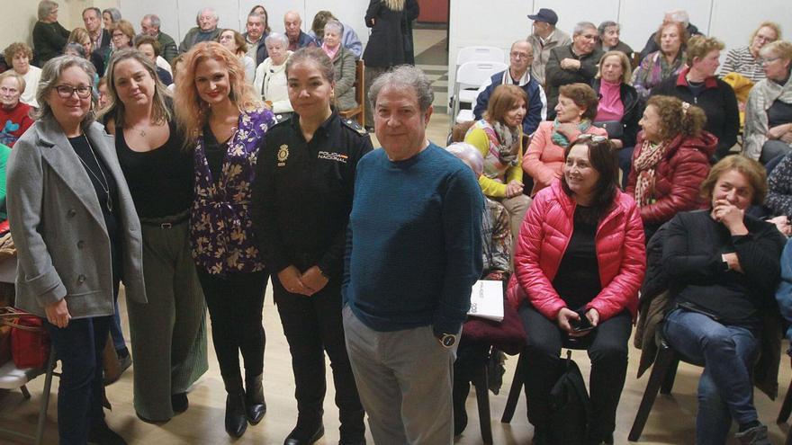 Charla sobre violencia machista por parte de varios expertos, ayer, en el local vecinal ‘Os Montes’.