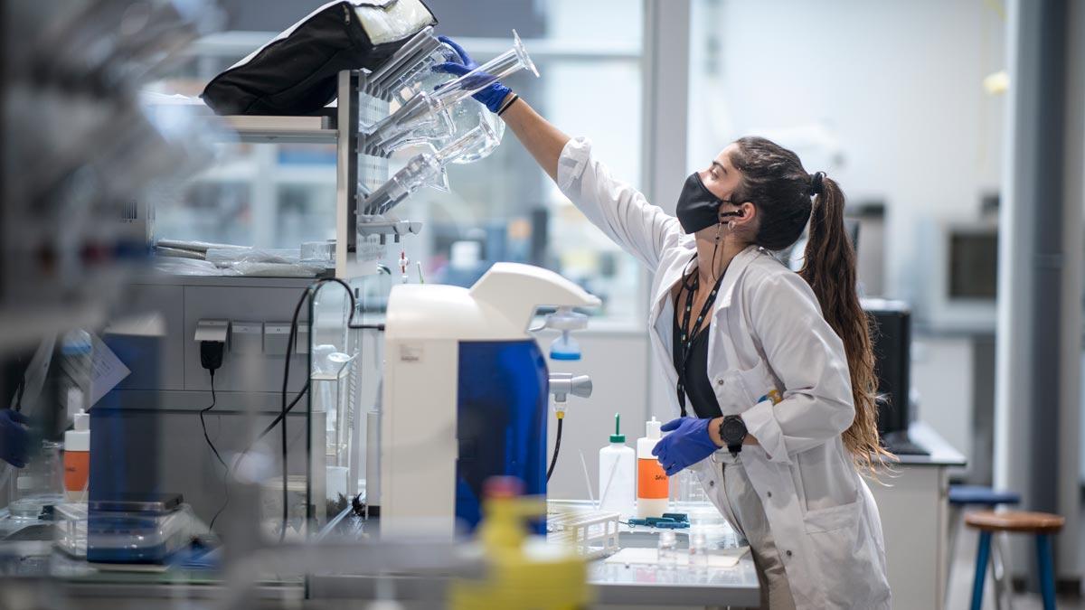 Personal del laboratorio del Instituto Químico de Sarrià (IQS) trabaja en una fase preclínica para el desarrollo de una vacuna contra el covid-19.