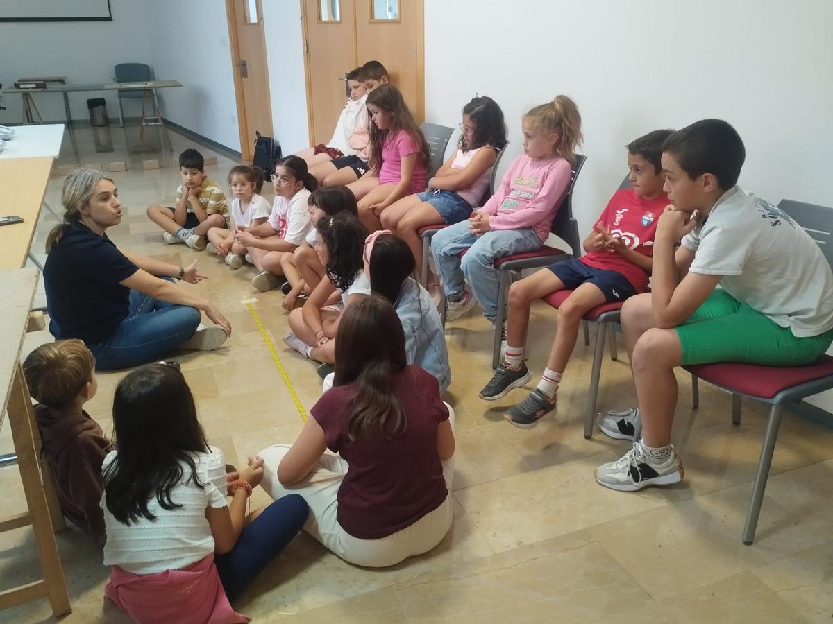 El taller "Misión Eclipse" en el Centro Cultural "Juan Velarde" de Salas, en imágenes