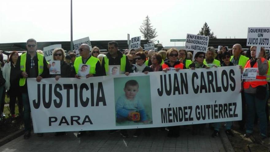 250 personas se manifiestan en Don Benito por la muerte de un niño