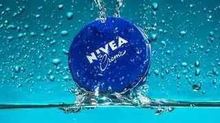 Adiós a la ducha de la mañana, la tendencia con Nivea que rejuvenece el rostro en un solo lavado