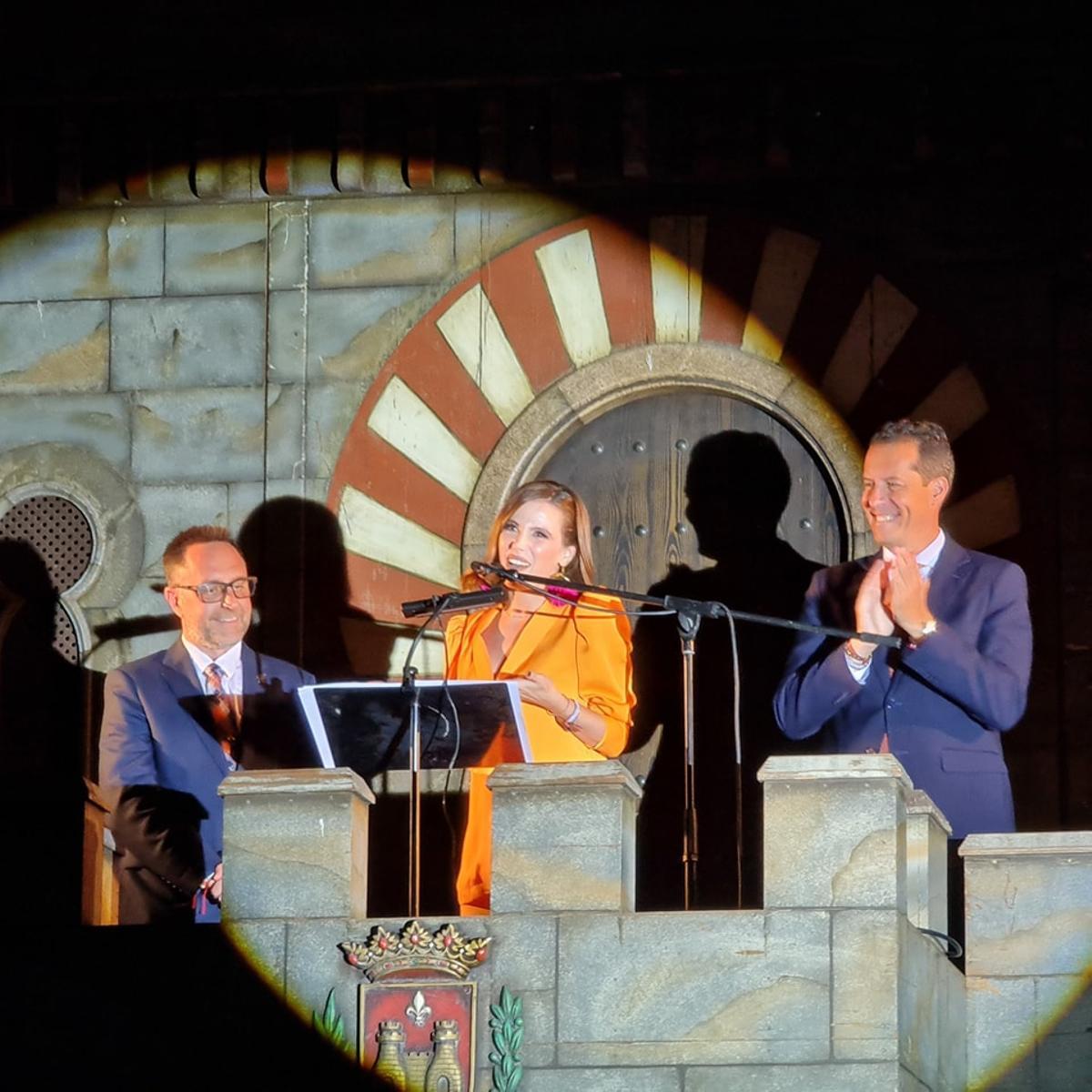 Victoria Arnáu durante el pregón junto al presidente de la Junta Central de Comparsas de Moros y Cristianos de Elda, Pedro Serrano, y al alcalde Rubén Alfaro.