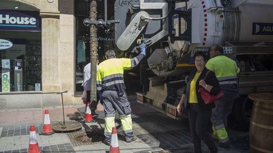 Personal de Aquona trabajando en la calle Herreros hace algunas semanas.