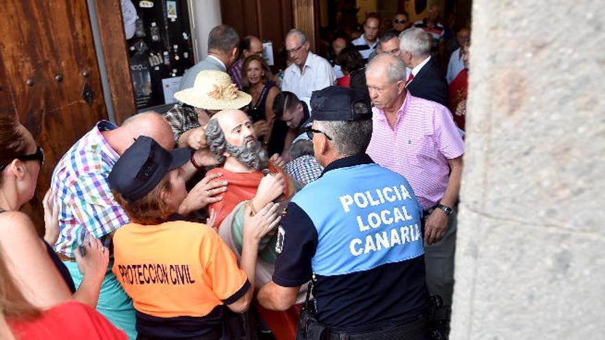 Momento en que la imagen de San Bartolomé cae al suelo, antes de la procesión del pasado 25 de agosto.