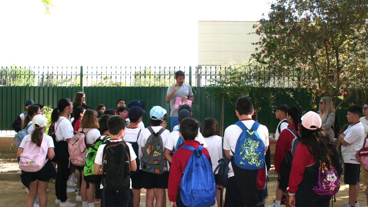 El profesor de gimnasia, José Miñarro, ofrecía las explicaciones oportunas antes de iniciarse la gymkana en las Alamedas, este miércoles.