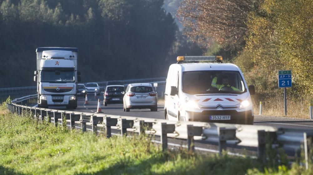 La AP-9 cortada en Abegondo al chocar dos camiones