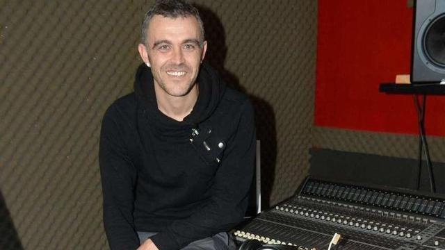 Víctor García en las dependencias de KSF Estudio de A Illa de Arousa. // Noé Parga