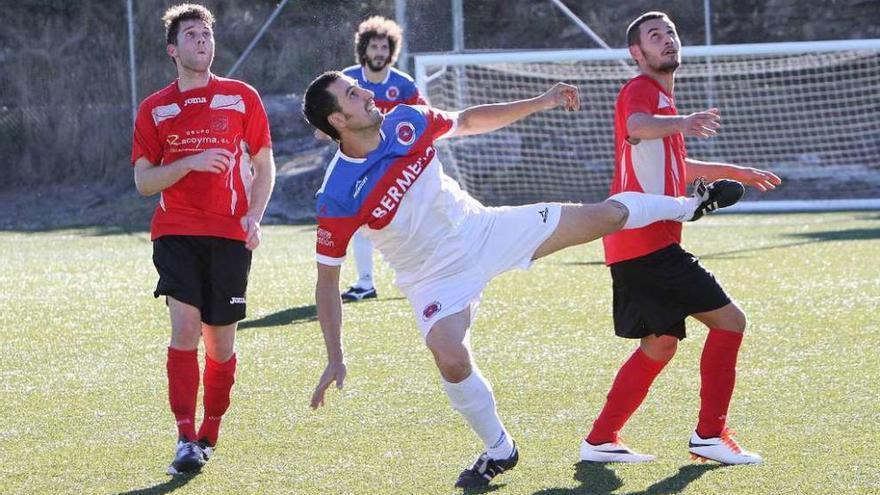 Iago Garrido disputa un balón aéreo con dos jugadores del Loñoá. // Iñaki Osorio