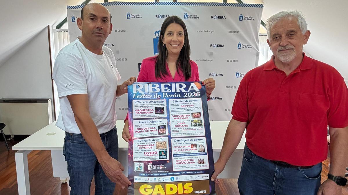 Fernando Abraldes, esquerda, María Sampedro e José Alonso presentando as festas.