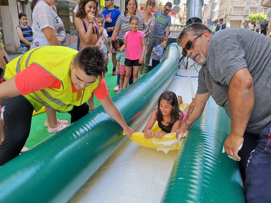 Un tobogán acuático para dar la bienvenida al verano en Marín