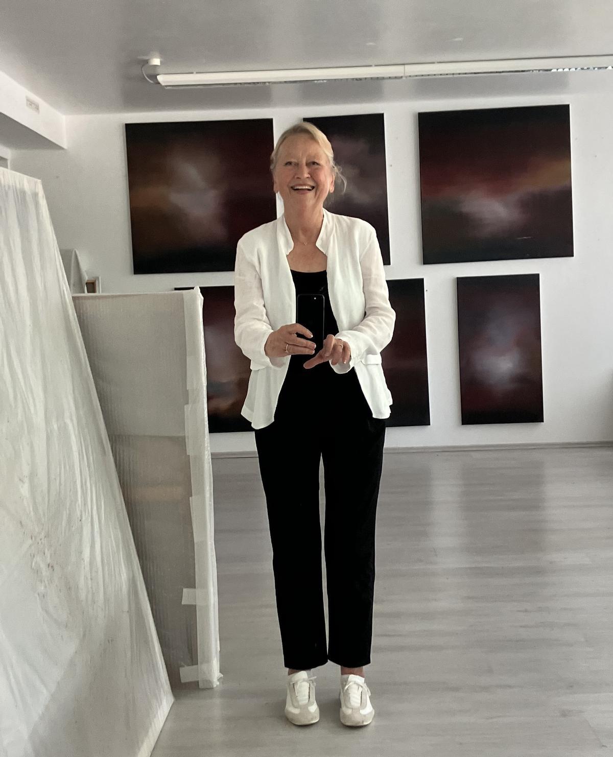 Helene Grossmann en una galeria de arte