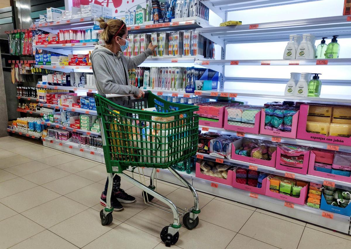 Una mujer realiza la compra en un supermercado.