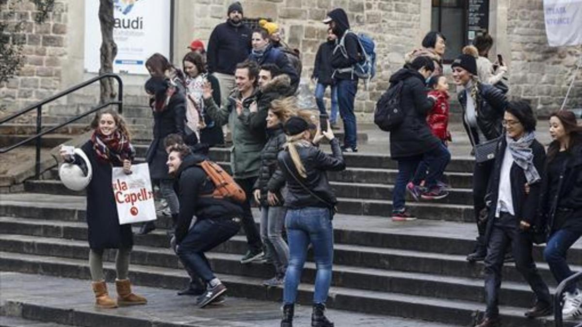 Un grupo de turistas en la plaza de la Catedral, el pasado viernes.