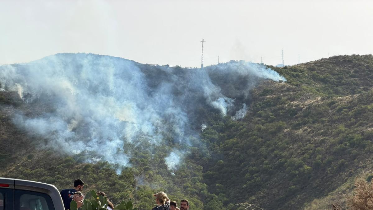 El trabajo contrarreloj de los equipos de emergencias para acabar con el incendio de Telde