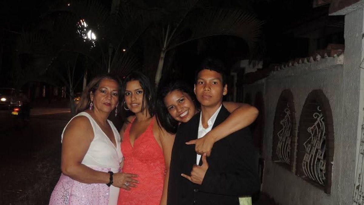 Orlinda y sus tres hijos, Estefanía, Alexandra y Juan David, en una foto del álbum familiar.
