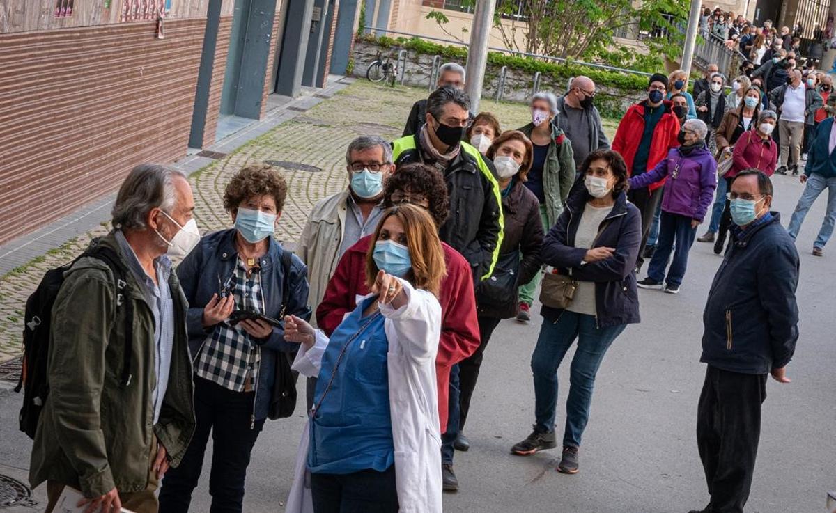 Colas para recibir la vacuna de AstraZeneca en la Facultad de Filosofía e Historia de la UB, en Barcelona.